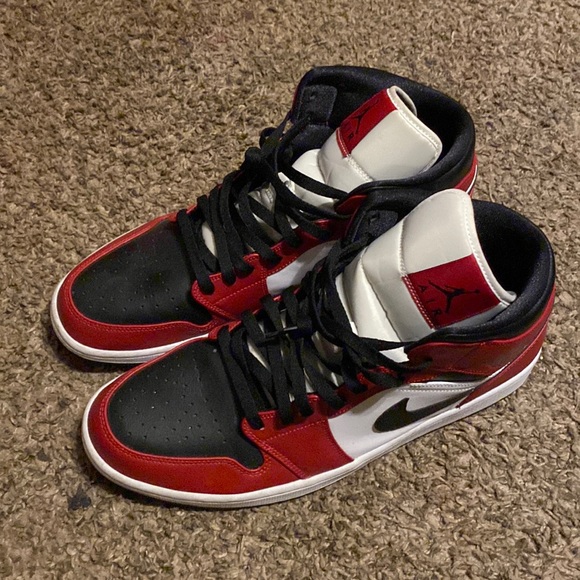 Jordan 1 mid chicago toe - Picture 1 of 4